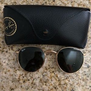 BLACK AND GOLD ROUNDMETAL RAYBANS